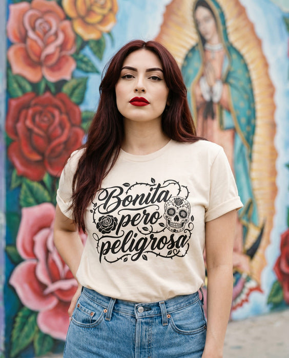 Camiseta Bonita Pero Peligrosa, Calavera de Azúcar, Cita en Español, Día de Muertos, Mexicana, Gráfica para Mujer, Estilo Boho, Diseño Floral