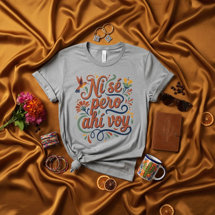 Ni sé pero ahí voy T-shirt | Funny Spanish Quote Tee | Inspirational T-Shirt with Hummingbird Design | Floral Graphic Shirt | Motivational Latina Shirt | Hispanic Gift Idea | Unisex Grey Shirt