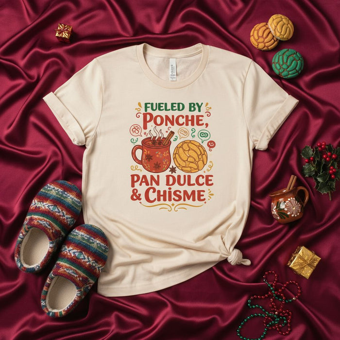 Alimentata da Ponche, Pan Dulce e Chisme Maglietta, Maglietta Calda Bevanda Messicana e Pane Dolce di Natale, Regalo Riunione Famiglia Latinx Festivo, T-shirt Unisex