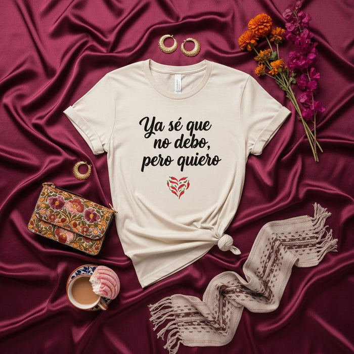Ya sé que no debo, pero quiero T-Shirt, Camiseta Unisex con Frase en Español, Corazón de Chiles Picantes, Regalo Divertido para Amigos, Camisa con Mensaje "I know I shouldn't, but I want to" (187 characters)