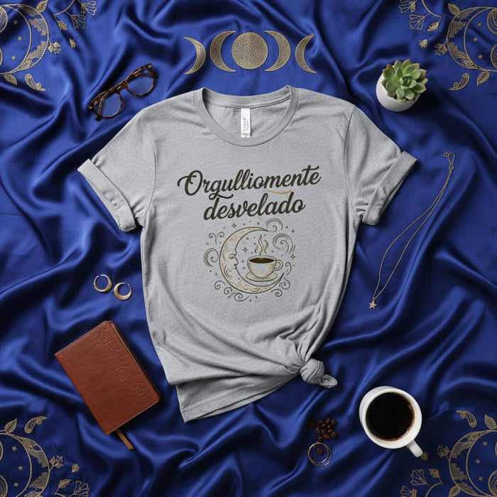 Orgullosamente Desvelado T-Shirt, Celestial Coffee Lover Moon Star Graphic Tee, Unisex Spanish Quote Shirt for Night Owls and Insomnia Sufferers