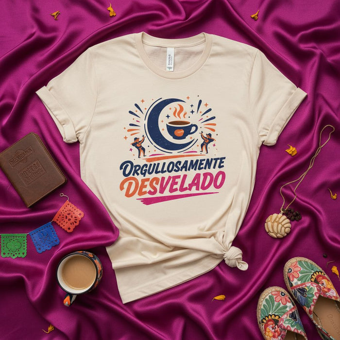 Orgullosamente Desvelado T-Shirt, Caffeine Lover Graphic Tee, Moon and Coffee Cup Design, Sleep Deprived Pride Shirt, Spanish Phrase Apparel, Unisex.