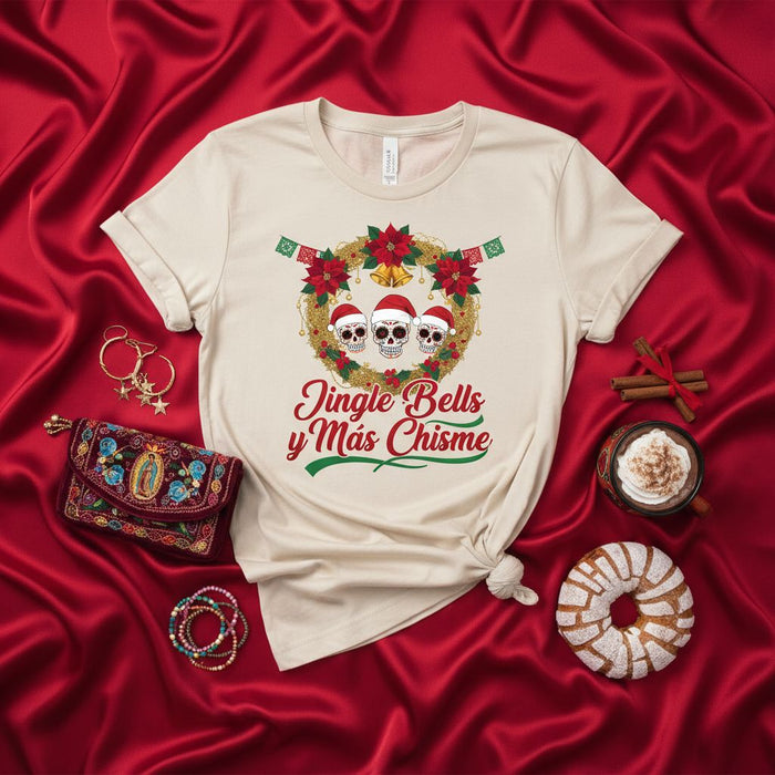 Maglietta di Natale Jingle Bells e Pettegolezzi con Ghirlanda Teschio di Zucchero, Maglietta Divertente Calavera per le Feste, Maglia Unisex Ispirata al Messico, Design Floreale e Poinsettia, Manica Corta