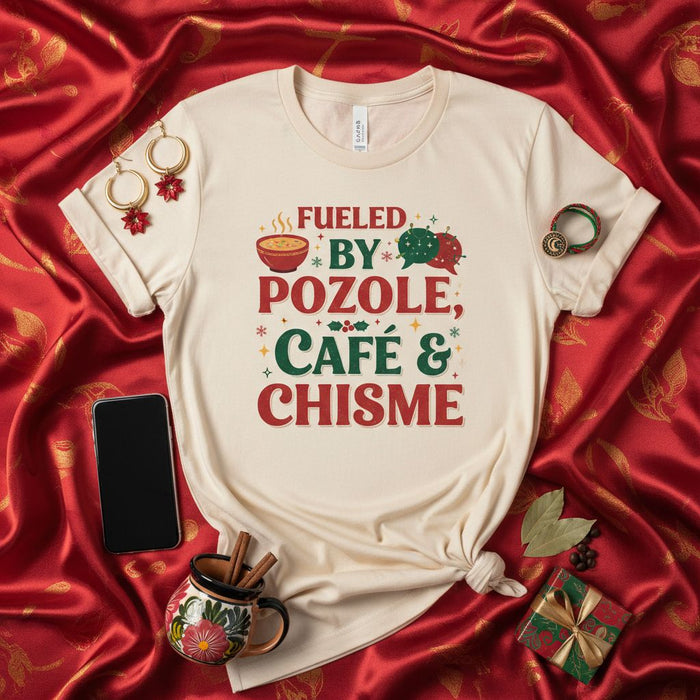Maglietta Alimentata da Pozole, Caffè e Chisme: Divertente Maglietta Cibo Messicano e Caffè, Vita Latina, T-Shirt Gioco di Parole Spagnolo, Regalo di Natale per Lei o Lui