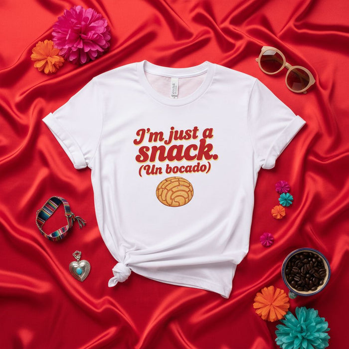Sono solo uno spuntino (Un bocado) T-shirt, divertente Concha messicana Pan Dulce gioco di parole maglietta, camicia per amanti del cibo Latinx, regalo T-shirt grafica unisex