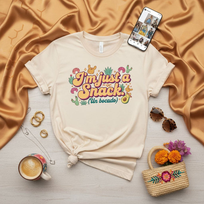 Sono Solo Uno Spuntino T-Shirt Unisex, Maglietta Divertente con Gioco di Parole sul Cibo, Simpatico Avocado, Cactus e Sole, Frase Spagnolo Inglese, Regalo Umoristico Latine per Amici, Abbigliamento Grafico Estetico