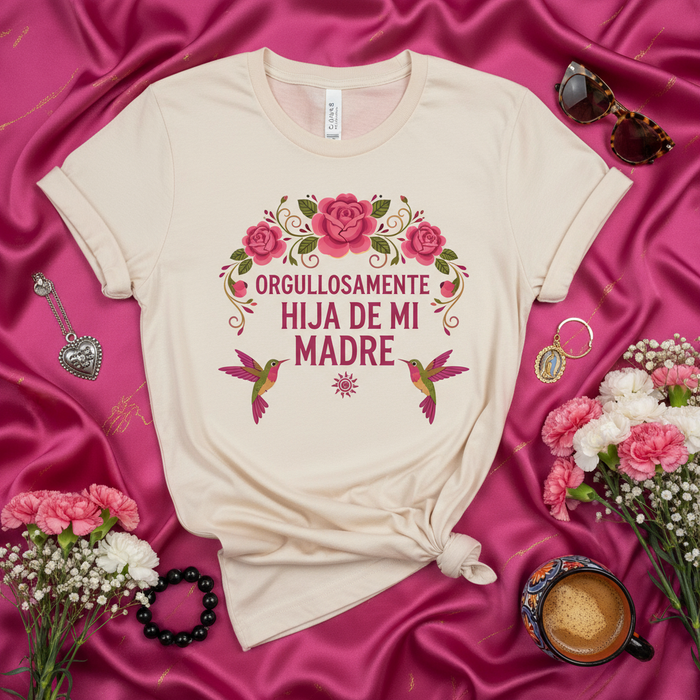 Orgullosamente Hija de Mi Madre Camiseta, Regalo para Mamá e Hija Orgullosa, Diseño Floral con Rosas y Colibríes, Regalo para el Día de las Madres Cumpleaños Mujer Hispana Latina