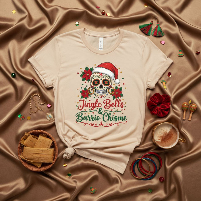 Maglietta unisex Jingle Bells & Barrio Chisme Teschio di zucchero di Natale con cappello di Babbo Natale, Poinsettia e design Dia de Muertos di ispirazione messicana, T-shirt stagione natalizia tamales