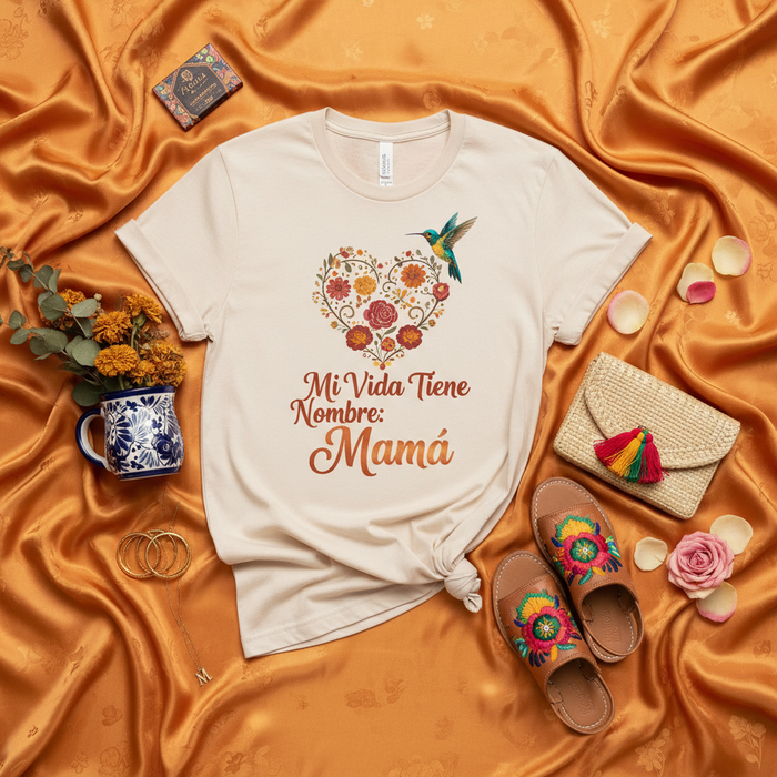 Mi Vida Tiene Nombre: Mamá | Camiseta Regalo del Día de la Madre Abuela Madrastra con Corazón Floral Colibrí | Camisa Española para Celebrar la Maternidad
