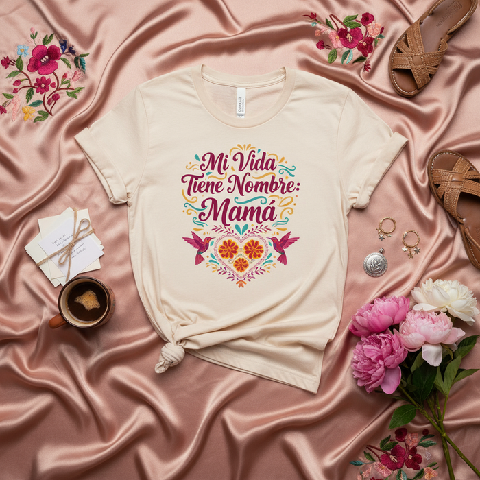 Mi Vida Tiene Nombre Mamá Camiseta, Regalo Día de las Madres, Diseño Colibrí Corazón Floral, Playera Amor Familiar, Ropa para Mamá Latina, Top Gráfico Lindo, Camisa Unisex Softstyle