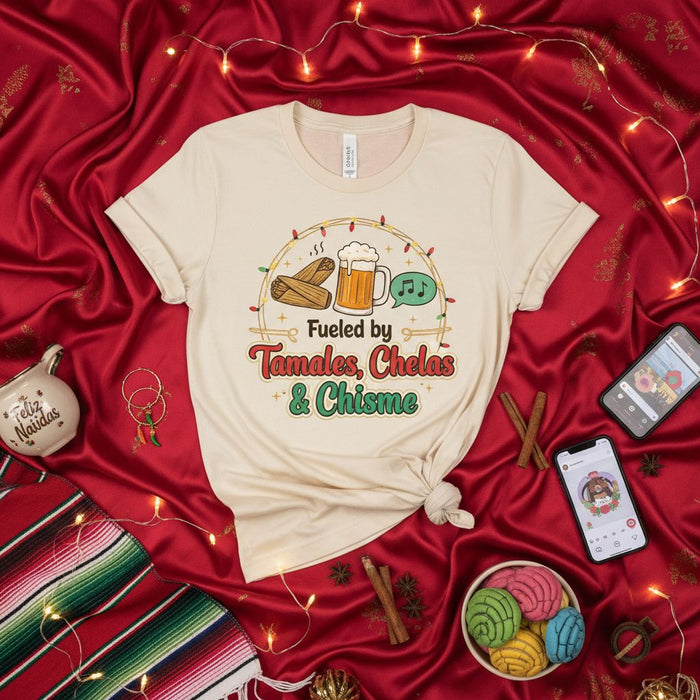 Maglietta Unisex Alimentata da Tamales, Chelas & Chisme - Divertente Maglia da Festa di Natale con Cibo Messicano, Birra e Gossip per Uomo e Donna