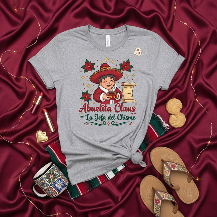 Abuelita Claus La Jefa del Chisme Camiseta de Navidad, Regalo para Abuela Latina Mexicana, Camisa Navideña Hispana con Diseño de Sombrero Poinsettia