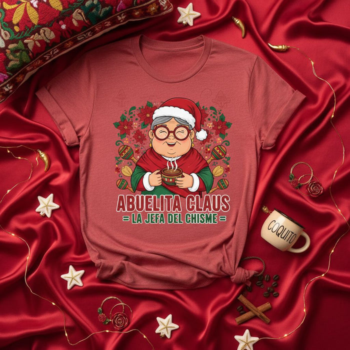 Camiseta Navideña Graciosa para Mujer Abuelita Claus Jefa del Chisme Regalo de Abuela con Taza Coquito y Corona Nochebuena