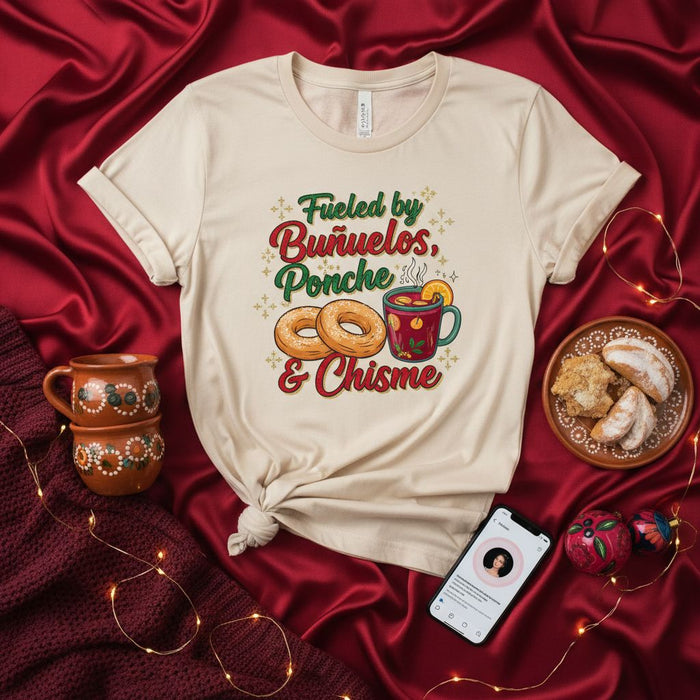 Impulsado por Buñuelos, Ponche y Chisme Camiseta de Navidad, Divertida Camiseta de Fiesta, Postre Español, Ponche Mexicano, Camisa de Fiesta Navideña Latina, Idea de Regalo Festivo