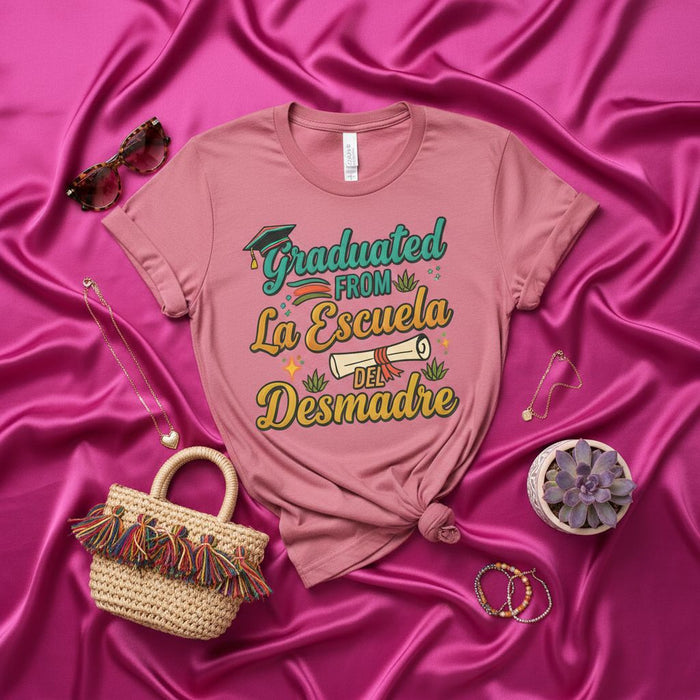 Graduato dalla Scuola del Caos T-Shirt, Maglietta Divertente Laurea Ispanica, Regalo per Laureato Latino, Maglietta da Laureato Università College Scuola Superiore