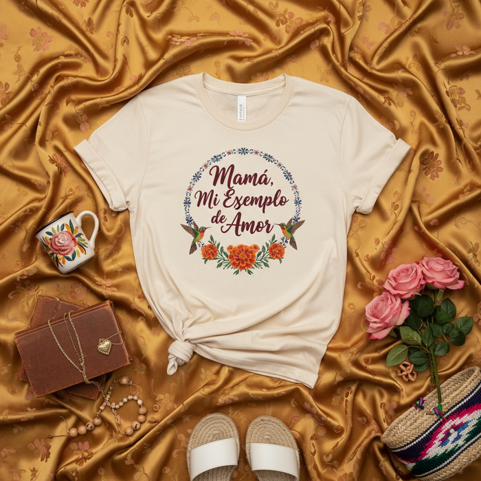 Mamá, Mi Ejemplo de Amor - Camiseta floral de colibrí para el Día de la Madre, regalo hispano para mamá latina, camiseta beige para mujer