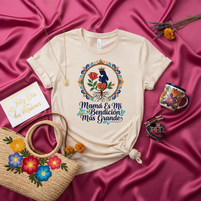 Mama Es Mi Bendición Más Grande T-Shirt, Día de las Madres Regalo, Embarazo Raíces Florales, Camiseta Gráfica Unisex para Mamá Latina, Regalo para el 10 de Mayo, Camisa de Maternidad con Corona y Bebé.