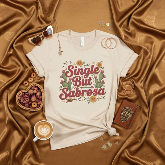Maglietta Single Ma Sabrosa, Maglia Divertente Ragazza Single, T-shirt Grafica Cactus e Fiori del Deserto, Regalo Latina, Abbigliamento Unisex Estetica Boho, Top Citazione Sarcastica
