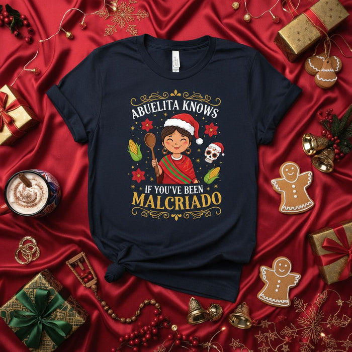 Abuelita Sabe Si Te Has Portado Mal Camiseta de Navidad, Regalo para Abuela o Nieto, Diseño Calavera Nochebuena Maíz Tamales Espátula