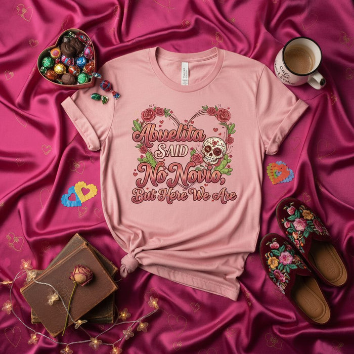 La Abuela Dijo Que No Novio Pero Aquí Estamos Camiseta, Divertida Calavera de Azúcar Día de Muertos Corazón, Camiseta de Humor Spanglish Latina para Abuelos, Regalo de San Valentín para Novia Esposa
