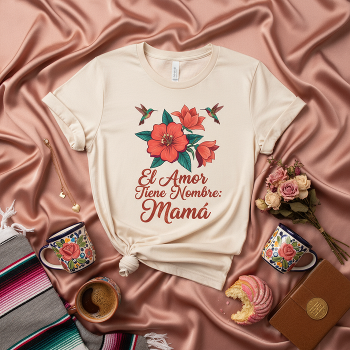 El Amor Tiene Nombre: Mamá - Camiseta Floral Unisex con Colibríes para el Día de la Madre y Regalo para Mamá, Playera de Flores Rojas y Mensaje en Español, Ropa con Diseño Latino.