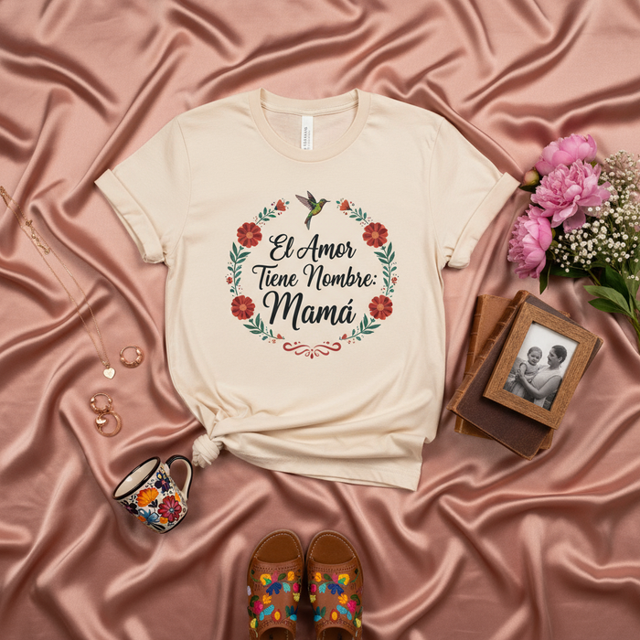 El Amor Tiene Nombre Mamá Camiseta Regalo para Mamá, Día de las Madres, Playera Floral con Colibrí, Regalo de Cumpleaños, Regalo para Abuela, Tía, Latina, Española, Hispana, Familia, Mujer, Dama, Señora, Unisex