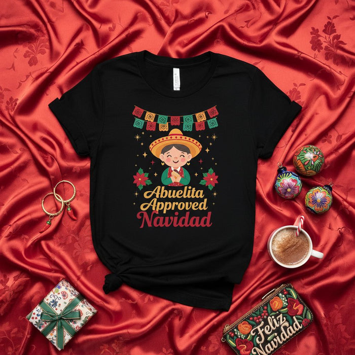 Camiseta de Navidad Aprobada por Abuela: Estampado festivo mexicano con sombrero, papel picado, flor de Nochebuena y chocolate, regalo familiar, camiseta unisex negra