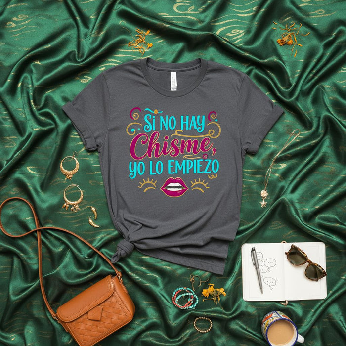 Sí No Hay Chisme Yo Lo Empiezo T-Shirt, Funny Spanish Gossip Tee, Latina Shirt, Mexican American Humor T-shirt, Women's Novelty Graphic Top, Unisex Charcoal Grey Short Sleeve Shirt