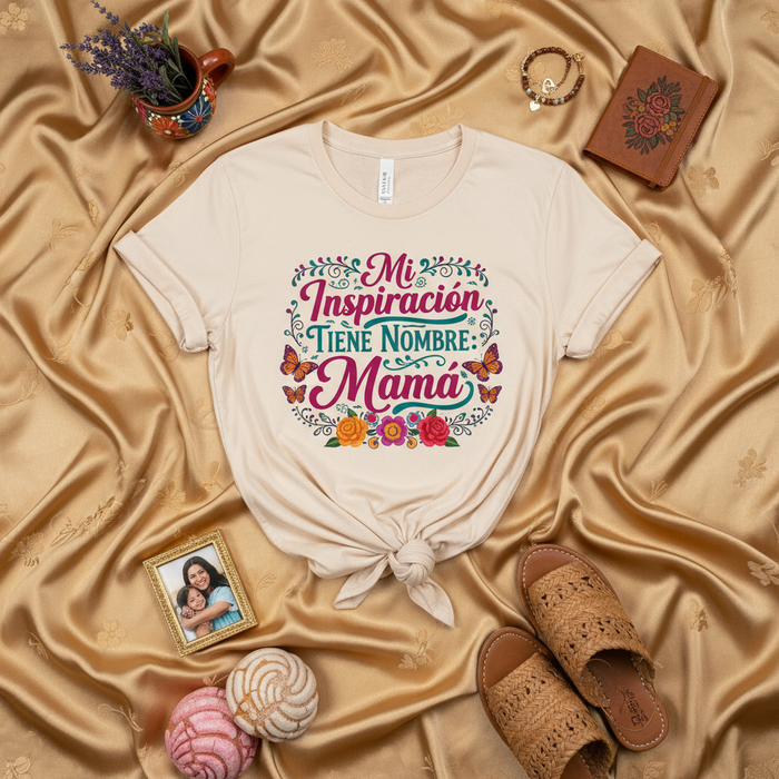 Mi Inspiración Tiene Nombre Mamá T-Shirt Regalo para Día de las Madres Camiseta Unisex con Mariposas y Flores Regalo para Mamá Española