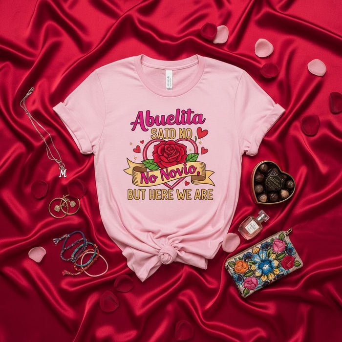 Maglietta Divertente Testo Spagnolo/Inglese Abuelita Said No Novio But Here We Are, Regalo San Valentino Rosa per Fidanzata, Maglia Grafica Unisex Carina e Sfacciata