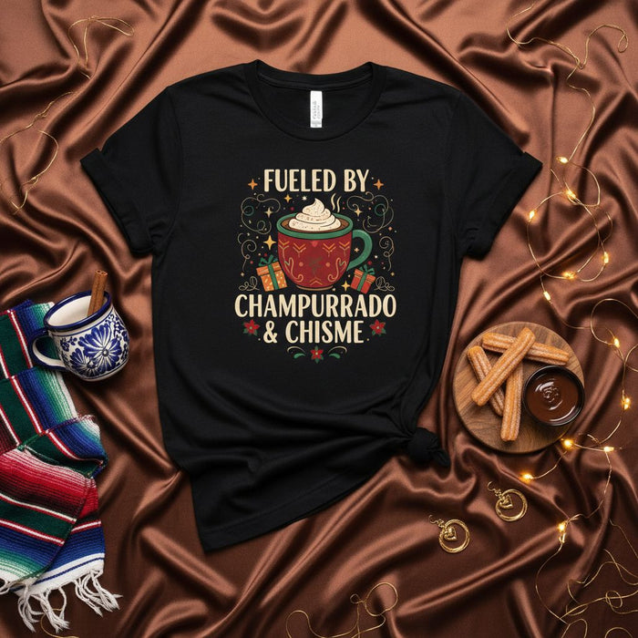 Camiseta Impulsado por Champurrado y Chisme | Bebida Chocolate Caliente Navideño Cultura Mexicana | Regalo Comida Latinx Invierno
