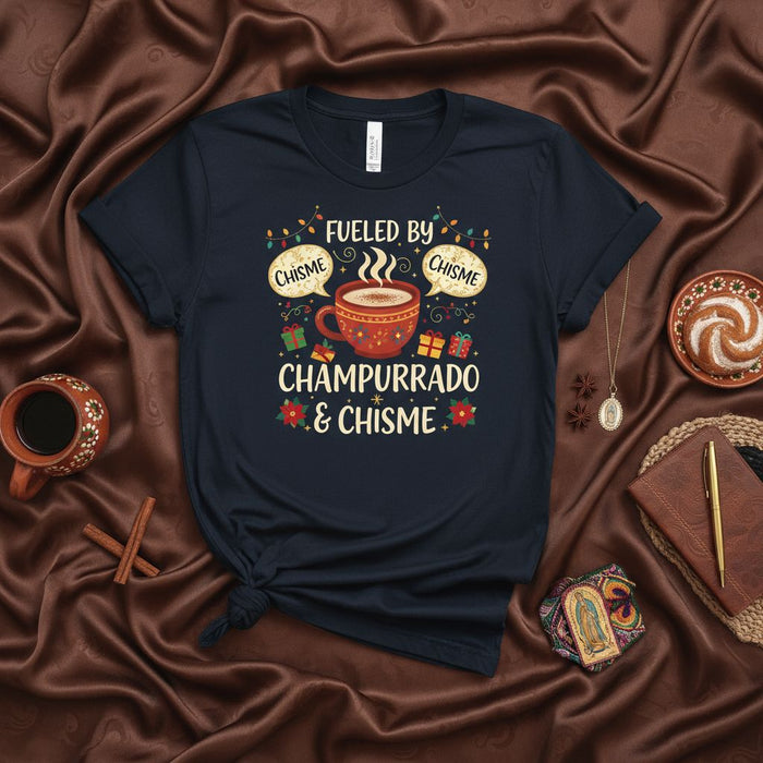 Camiseta Impulsada por Chisme y Champurrado - Divertida Camiseta Navideña de Chocolate Caliente Mexicano - Idea de Regalo Latine para Chismosas y Abuelas