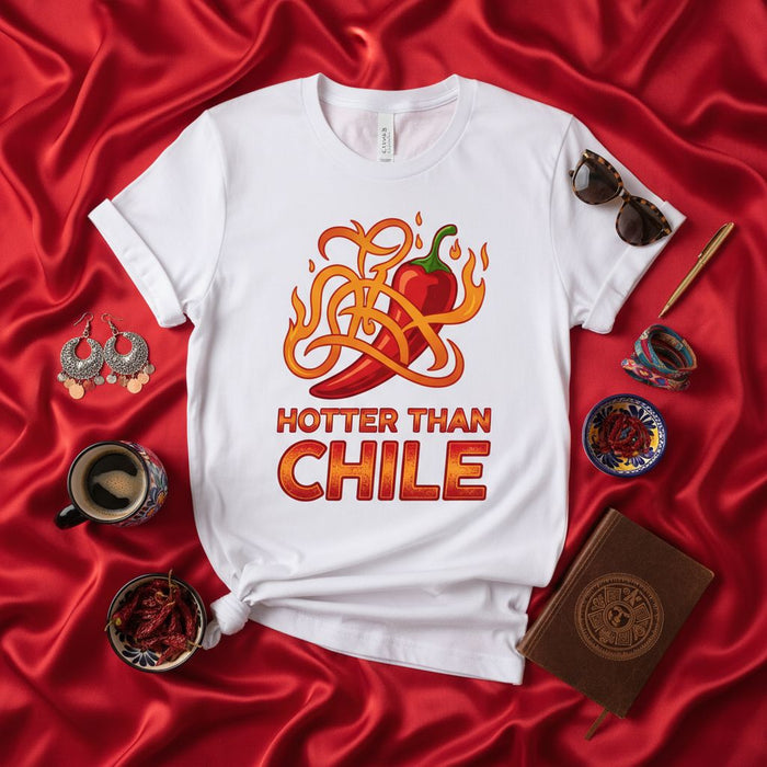 Più caldo di un peperoncino maglietta divertente con fiamme e citazione piccante, maglietta grafica unisex per gli amanti del calore e del cibo piccante