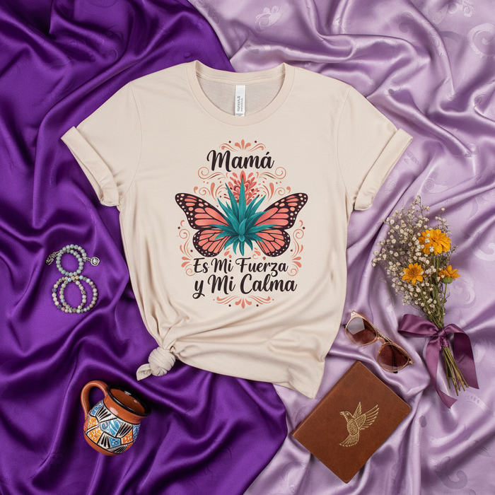 Camiseta Unisex MamáCamiseta Unisex "Mamá Es Mi Fuerza y Calma" con Mariposa Monarca y Cannabis, Regalo para Mamá, Diseño Floral y de Hierbas, Ropa del Día de la Madre Mi Fuerza y Calma, Mariposa Monarca y Cannabis, Regalo para Mamá en Español
