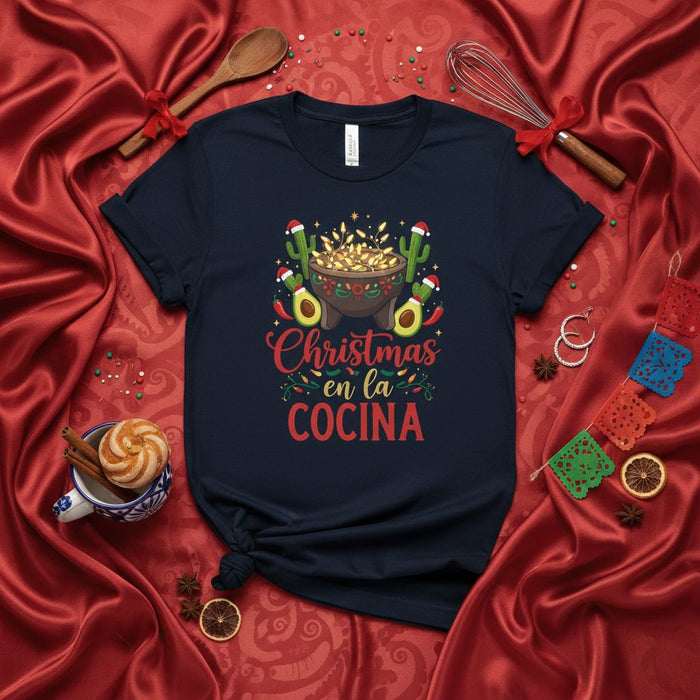 Christmas en la Cocina Mexican Fiesta Navidad T-Shirt | Funny Holiday Guacamole Cactus Chili Pepper Tee | Unisex Spanish Language Cooking Shirt Gift