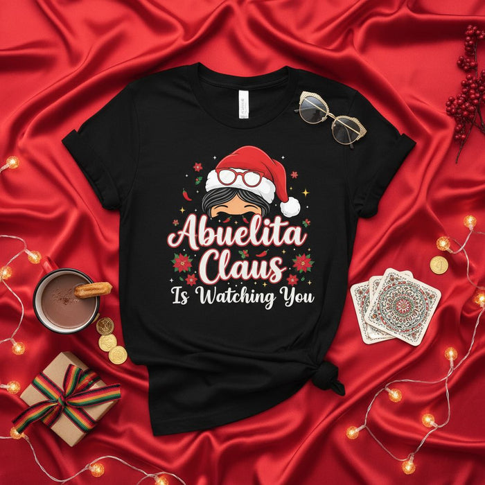 Abuelita Claus te está vigilando Camiseta de Navidad, Camisa de abuela divertida para las fiestas, Camiseta de Abuela Santa, Regalo de Navidad bilingüe, Idea de regalo unisex para adultos, Parte superior festiva para la fiesta familiar