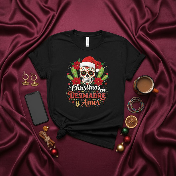 Maglietta Natalizia Teschio di Zucchero con Desmadre e Amore, Maglia Messicana Giorno dei Morti Natale, Maglietta Calavera con Cappello di Babbo Natale, Regalo Festa Poinsettia Cactus, T-Shirt Nera Unisex, Abbigliamento Festive Spanglish