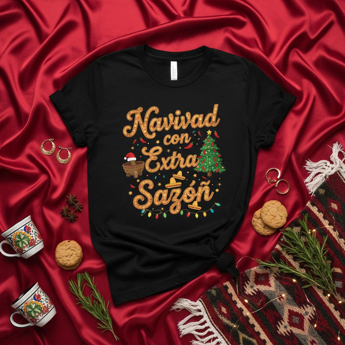 Maglietta di Natale "Navidad con Extra Sazón" Maglia da festa cibo messicano divertente Tamale Peperoncino Albero di Natale Luci T-Shirt Unisex Idea regalo