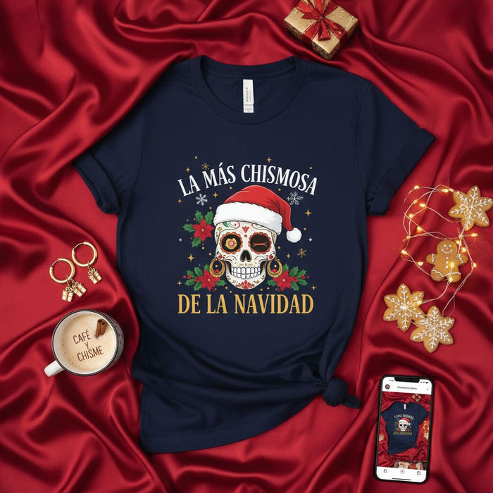 La T-Shirt Teschio di Zucchero Pettegola di Natale con Cappello da Babbo Natale, Poinsettie e Fiocco di Neve - Maglietta Divertente in Spagnolo Pettegolezzo Natalizio per Uomini e Donne