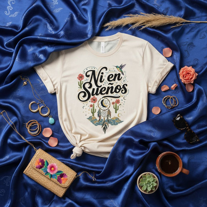 Camiseta Ni en Sueños con Colibrí, Atrapasueños, Cactus, Estrellas y Luna | Camiseta Gráfica con Frase en Español de Estilo Bohemio Unisex | Ropa con Temática Mística del Desierto