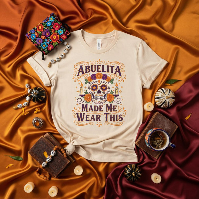 Mi Abuelita Me Hizo Poner Esta Camiseta de Calavera de Azúcar, Camisa de Día de Muertos, Regalo Chistoso de Abuela Hispana, Camiseta Calavera Floral, Talle Unisex
