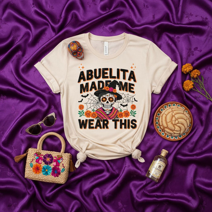 Camiseta de Abuelita Me Obligó a Poner Esto, Calavera Catrina, Disfraz de Halloween, Camiseta Unisex con Cita Graciosa de Abuela Mexicana, Regalo Familiar Día de Muertos, Ropa Gráfica Naranja y Negra Aterradora.