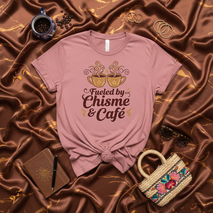 Camiseta Impulsado por Chisme y Café, Camisa Divertida de Café Hispano, Camiseta de Jerga Española Latinx, Regalo para Comadre, Top Unisex de Chismes y Café, Rosa Malva.