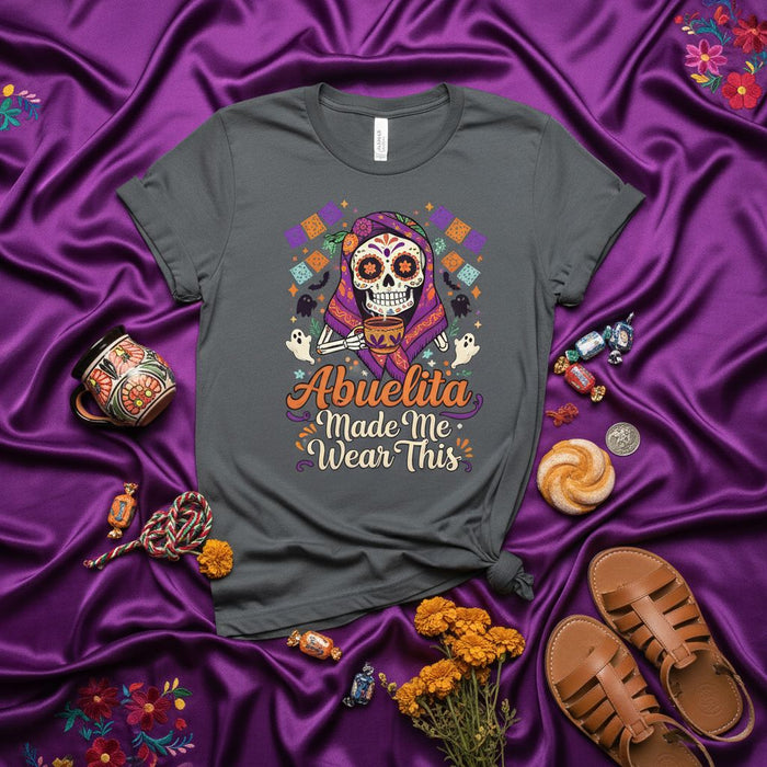 La Abuelita Me Hizo Poner Esta Camiseta de Día de Muertos, Calavera de Azúcar Abuela, Regalo de Calavera de Halloween para Nieta o Nieto, Camisa Familiar a Juego