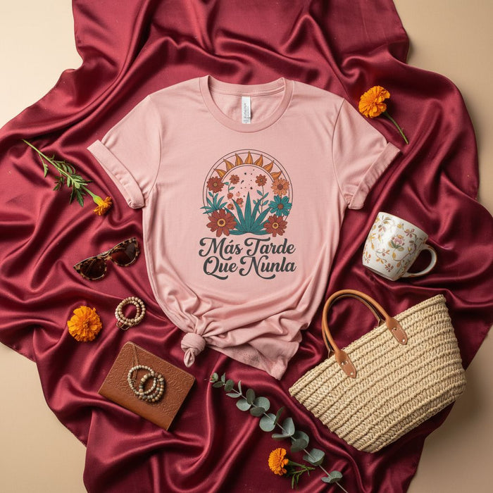 Más Tarde Que Nunca Shirt, Retro Floral Sun Graphic Tee, Spanish Phrase T-Shirt, Inspirational Latine Clothing, Botanical Bohemian Style Unisex T-Shirt
