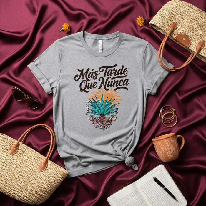 Camiseta Más Tarde Que Nunca, Diseño Raíces de Agave y Atardecer, Camiseta con Frase Graciosoa en Español, Camisa Gráfica Unisex, Idea de Regalo de Cultura Mexicana, Ropa Casual de Verano