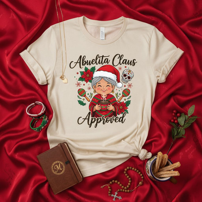 Camiseta Aprobada por Abuelita Claus | Camiseta de Navidad para Abuela Latina con Gráfico de Invierno, Nochebuenas, Maracas y Calavera de Azúcar