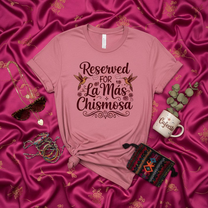 Camiseta Reservada para La Más Chismosa, Diseño de Colibrí, Camiseta Divertida con Jerga en Español, Camiseta Linda para el Escuadrón de Chisme Latino, Regalo para Mujer/Unisex para Mejor Amiga, Familia o Comadre