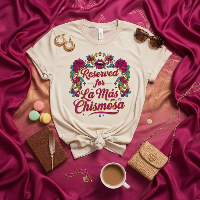 Camiseta Reservada para La Más Chismosa, Playera con Dicho Gracioso en Español, Regalo para Reina Latina del Chisme, Camisa Unisex con Gráfico Floral y Corona para Mujer y Hombre