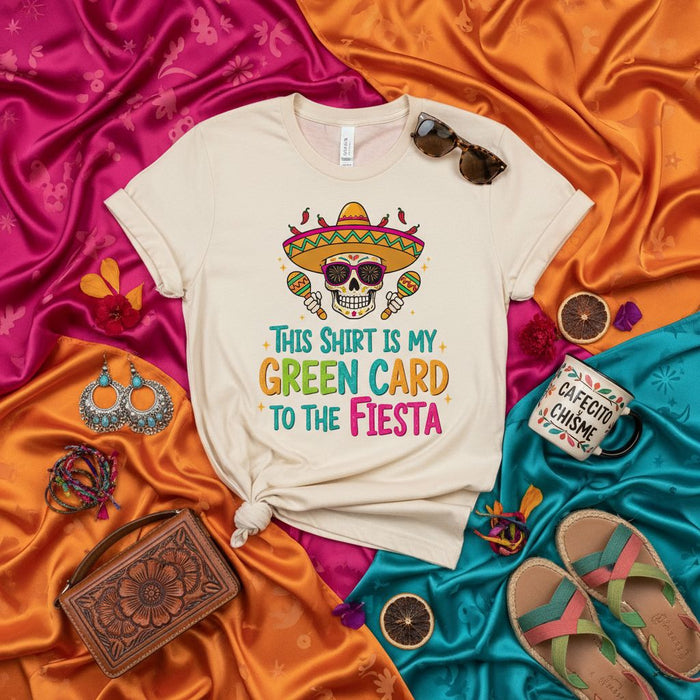 Esta Camisa Es Mi Green Card a la Fiesta | Camiseta Divertida de Calavera de Azúcar para Cinco de Mayo, Playera Unisex para Fiesta Mexicana, Regalo Camiseta con Gráfico de Sombrero y Maracas
